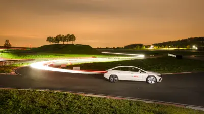 Vehicle Motion Management reduce significativamente los movimientos del vehículo, mejorando la estabilidad en curvas y en el tráfico urbano.